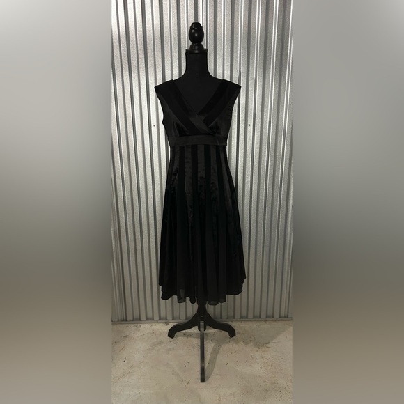Adrianna Papell Dresses & Skirts - Women’s Adrianna Papell Black Stipe Sleeveless Polyester Spandex Dress Size 6